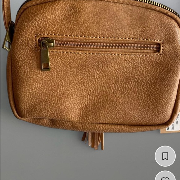 Revive VTG Vegan Faux Leather Small Crossbody Bag Tan Color, New.
Style 30-02385 - Picture 2 of 8